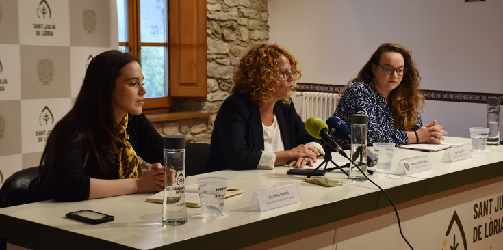 Les codirectores dels Pastorets 2024, Núria Montes i Txell Díaz, i la consellera de Cultura de Sant Julià de Lòria, Teresa Areny.