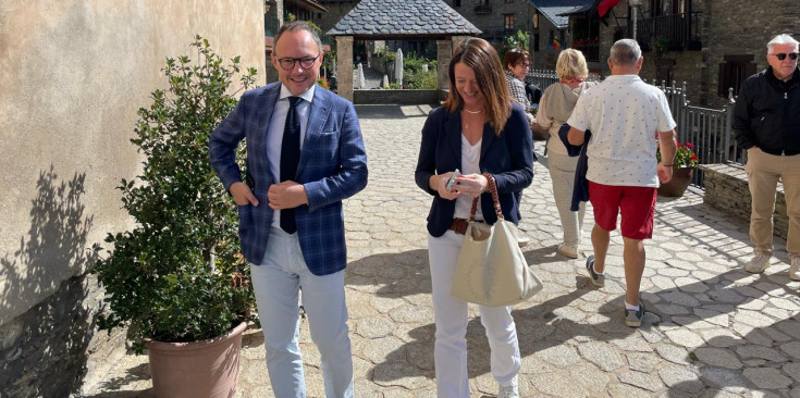 Xavier Espot i Maria del Mar Coma a l'entrada de la missa celebrada a l'església de Sant Corneli i Sant Cebrià.