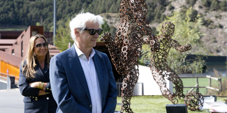 Un moment de la inauguració de l'escultura 'Esforç, destresa i passió', amb Toni Cruz.