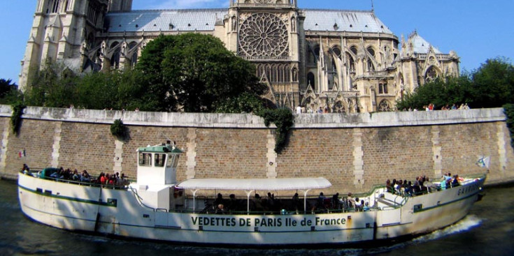 El riu Sena amb la vista al fons de la catedral de Notre Dame a la ciutat de París.