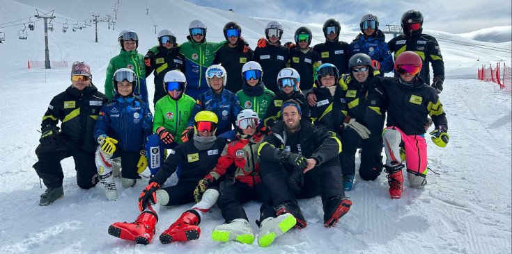 L'equip tècnic i els membres de l'EBBE U16 a Corralco.