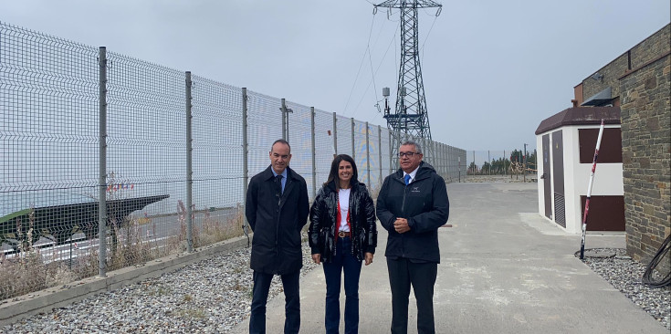 El director de FEDA, Albert Moles, amb la cònsol major d'Encamp, Laura Mas, i el cònsol major de Canillo, Jordi Alcobé, a l'Estació transformadora i repartidora de Grau Roig.