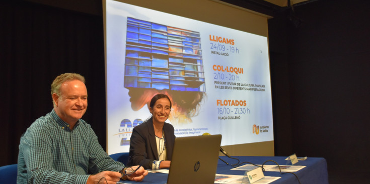 El cap de l'àrea de Cultura del Comú d'Andorra la Vella, Jan Cartes, i la cònsol menor, Olalla Losada, en la presentació dels actes programats per celebrar els 20 anys de la Llacuna.