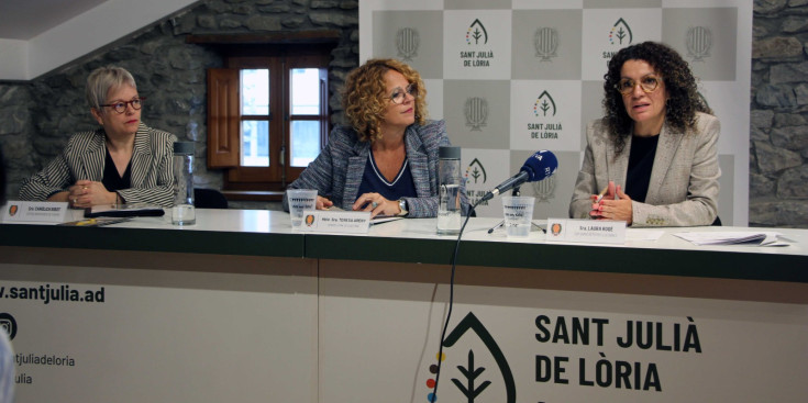 La consellera de Cultura de Sant Julià de Lòria, Teresa Areny; la cap del Servei de Promoció Cultural, Laura Rogé, i la cap del departament de Turisme, Canòlich Ribot, durant la presentació.