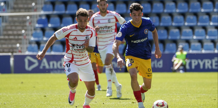 Luismi Redondo jugant contra la Ponferradina, el passat diumenge.