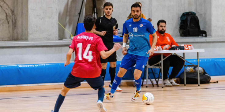 Omar Ávila mou l'esfèric en la victòria de l'ENFAF contra l'Alforja, al darrer partit dels andorrans a casa el curs passat.