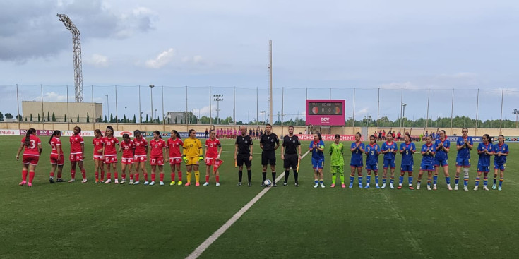 Imatge del partit entre la sub15 femenina i Malta, justa abans de començar.