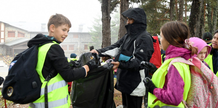 Alumnes de l’escola andorrana d’Escaldes-Engordany, a la recollida de residus a la zona del llac d’Engolasters.