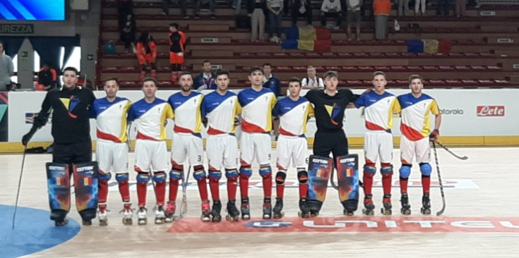 La Selecció absoluta d'hoquei patins abans de l'inici del duel contra l'Argentina.