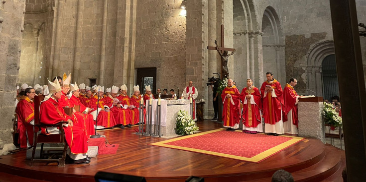 El mossen i bisbe coadjutor, Josep-Lluís Serrano Pentinat, durant l'acte d'ordenació.