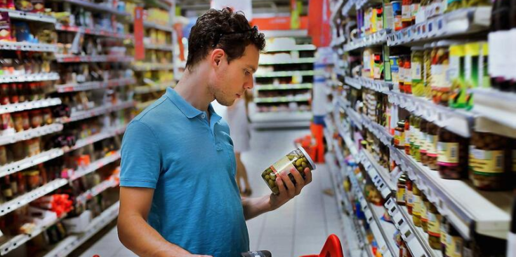 Imatge d'un client en un supermercat fent la compra.