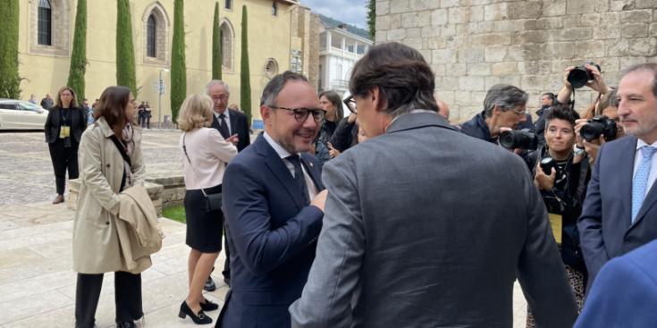 El cap de Govern, Xavier Espot, juntament amb el president de la Generalitat, Salvador Illa, entrant a la Catedral d'Urgell.