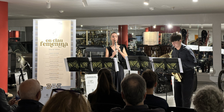 El duet de la Jonca format per Clara Vila i Cesc Joval durant el primer concert del cicle de tardor 'En clau femenina' de l'ONCA.