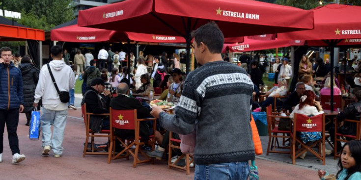 Diversos assistents gaudint de les Jornades Populars de l'Andorra Taste.