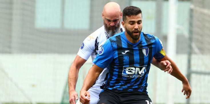 Sascha Andreu, davanter de l’Inter i màxim golejador de la Lliga amb tres gols, protegeix la pilota marcat per Miguel Ruiz, al Centre d’Entrenament de la FAF.