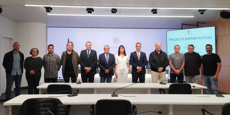 Els ministres i els secretaris d'Estat amb representants de diferents federacions del país, aquest matí.