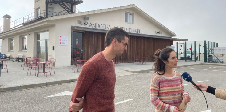 Els membres de la plataforma Pirineu Viu, Júlia Leigh i Arnau Corberó, avui a l'aeroport de la Seu d'Urgell.