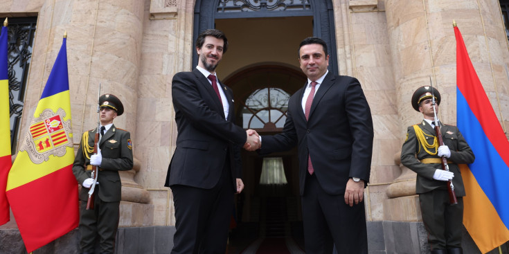 Carles Ensenyat saludant a Alen Simonyan, president de l'Assemblea Nacional d'Armènia.