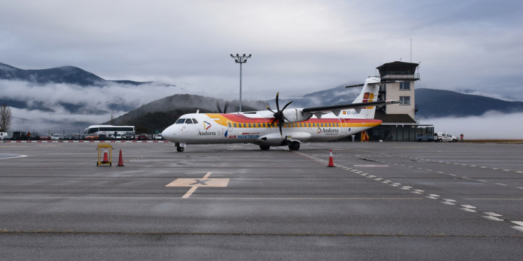 Un avió d'Air Nostrum estacionat a l'aeroport d'Andorra-la Seu.