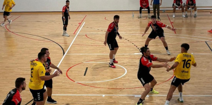 L’HC Serradells jugant contra l'Handbol Amposta, el passat cap de setmana.