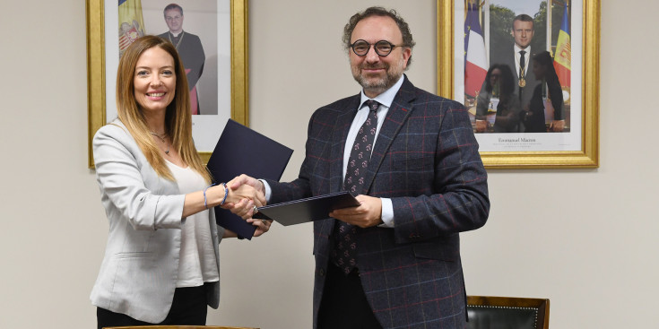 El nou conveni s'ha signat aquest dimarts entre la ministra de Salut, Helena Mas, i el rector de l’UdA, Juli Minoves.