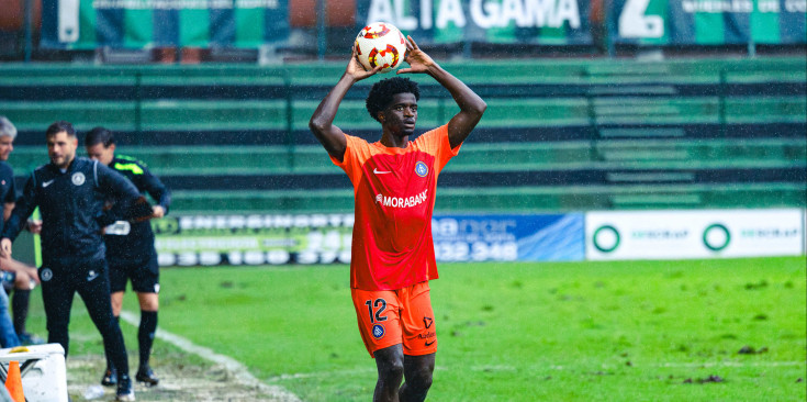 Assane Ndiaye traient de banda en el darrer partit de l'FC Andorra, a Sestao.