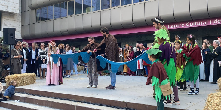 El cònsol major i la cònsol menor de Sant Julià de Lòria, Cerni Cairat i Sofia Cortesao, en la inauguració.