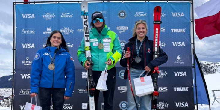 L'esquiadora Jordina Caminal, al podi dels darrers supergegants de la Copa de Sud-amèrica amb la britànica Giselle Gorringe i la xilena Matilde Pinilla.