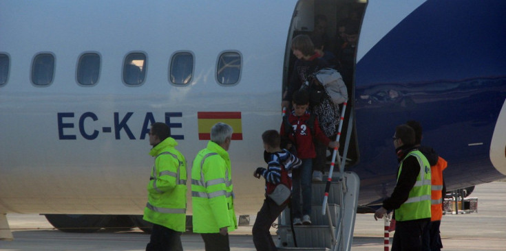 Els passatgers d’un vol aterrat a la pista de l’aeroport Lleida-Alguaire.