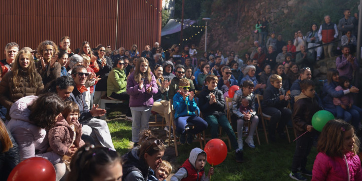 El públic gaudint de l'actuació del Mag Pol en el marc del Caldes Festival.