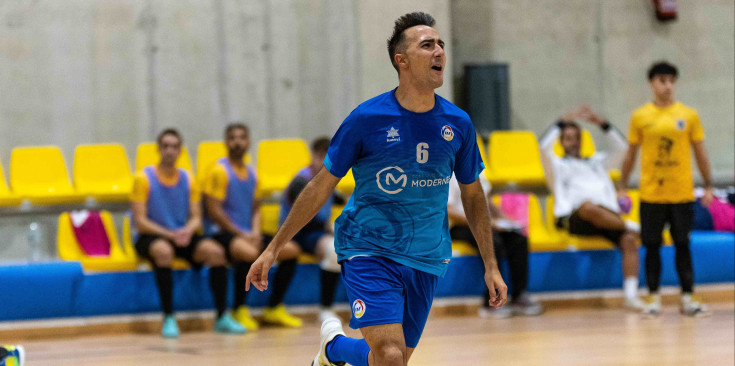 'Uri' Rodríguez celebrant un dels seus gols davant el CCR Castelldefels.