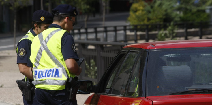 Dos agents del cos de Policia controlen el conductor d’un vehicle a l’alçada de Santa Coloma en el marc d’una campanya per la seguretat del trànsit.