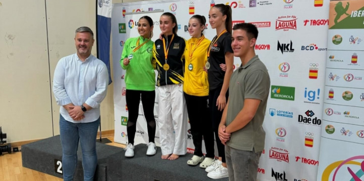 La karateka Paula González al podi de la lliga nacional espanyola de karate.