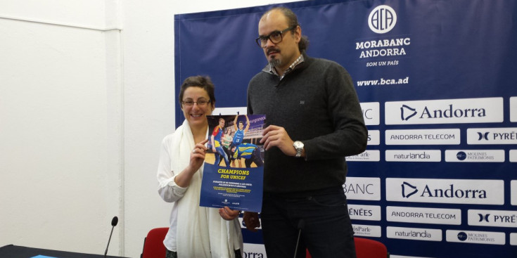 Els directors d’Unicef i del club, Marta Alberch i Francesc Solana, ahir.