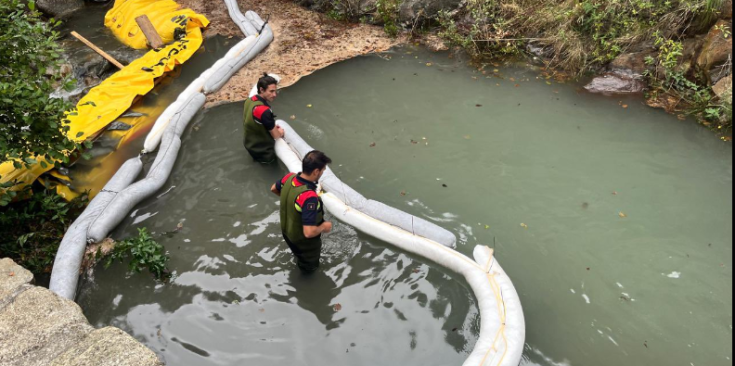 Actuació de Bombers davant del vessament de gasoil