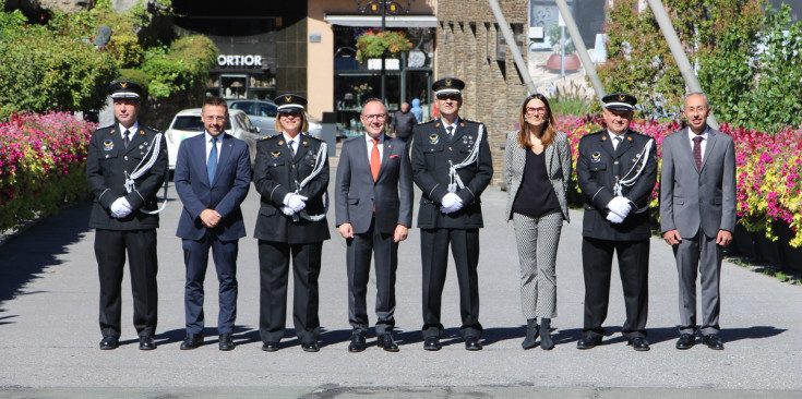 Fotografia de família de les autoritats assistents a l'acte de celebració de la patrona del departament d'Institucions Penitenciàries.