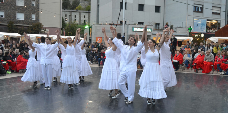 Actuació dels esbarts de Sant Romà, Valls del Nord i Esbart Santa Anna al Contradans.