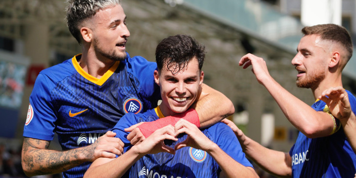 Luismi Redondo celebrant el primer gol de la trobada.