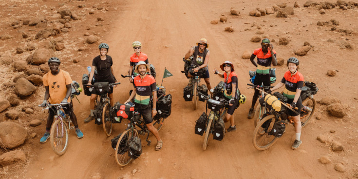 Els fundadors del projecte Karaban amb alguns ciclistes que es van afegir a la seva ruta.