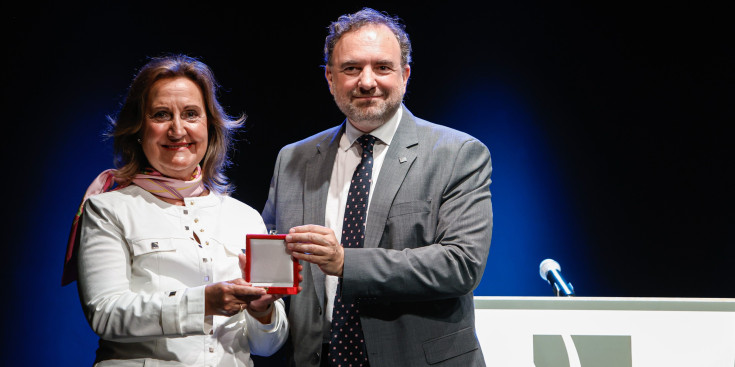 Moment del lliurament de la Medalla de la Universitat d'Andorra a la doctora Magda Marquet.