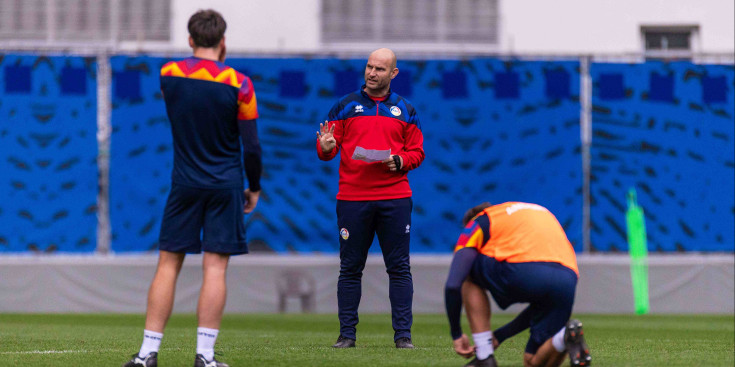 Eloy Casals donant instruccions durant l'entrenament d'ahir.