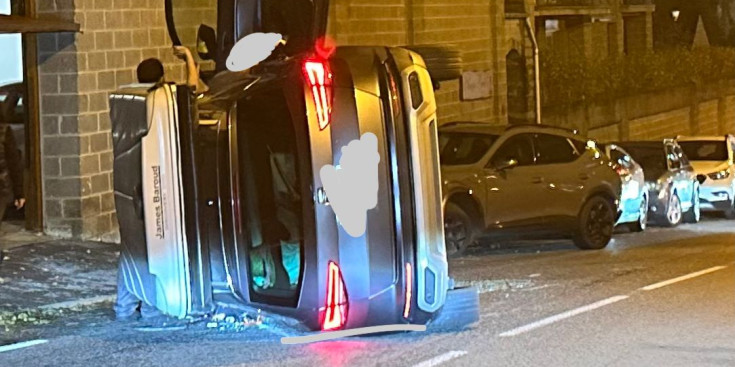 El cotxe accidentat aquest vespre a la carretera d'Anyós.