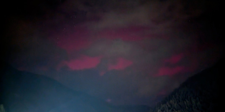 L'aurora boreal captada aquesta nit de dijous a divendres a la Cortinada.