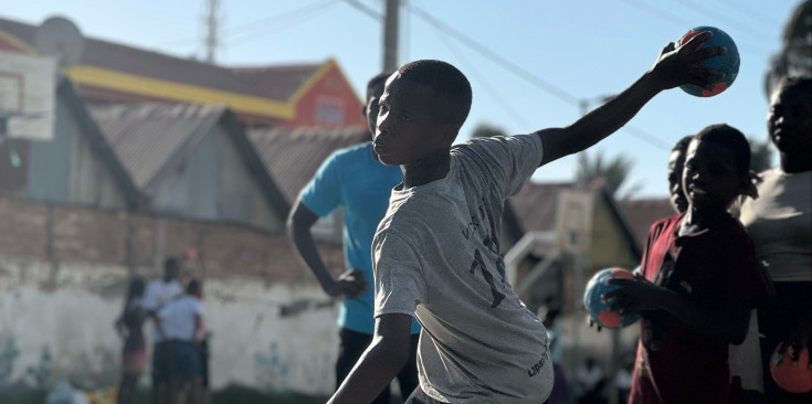 Uns infants de Toliara practicant l'handbol.