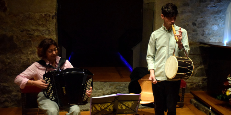 El Duet Daura tocant música tradicional dels Pirineus a l'església de Santa Coloma.