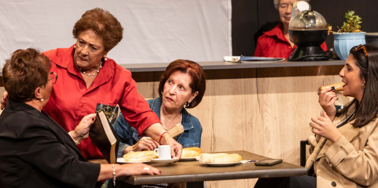 Una escena de l'obra de teatre 'Cotis', amb diferents padrines de la Massana.