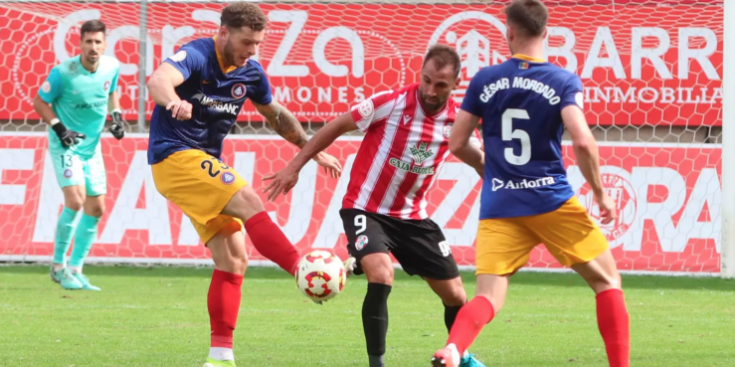 Una acció en disputa entre dos jugadors del FC Andorra enfront el Zamora CF.