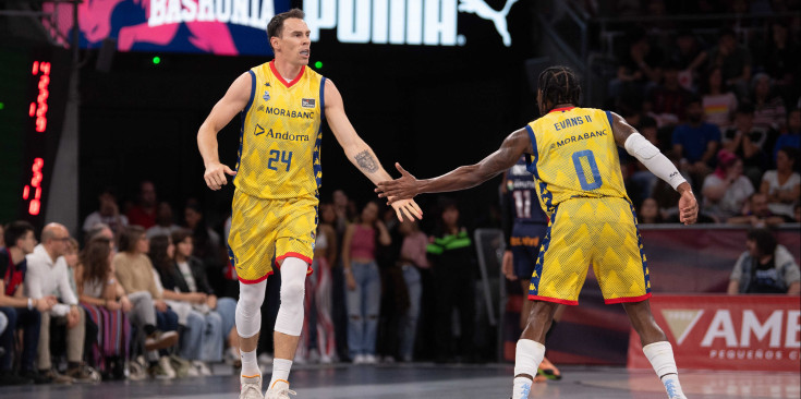 Kyle Kuric i Shannon Evans durant la victòria del MoraBanc al Buesa Arena.