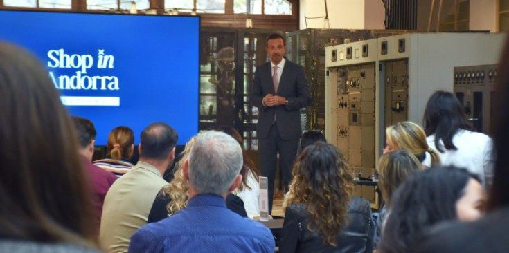 El ministre de Turisme, Jordi Torres, donant la benvinguda a la presentació del 'Shop In Andorra: Experts en compres'.