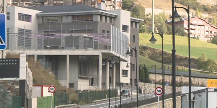 El centre valorarà si l'alumne de 16 anys continuarà o no a l'escola, tenint en compte les seves capacitats i el reglament intern.